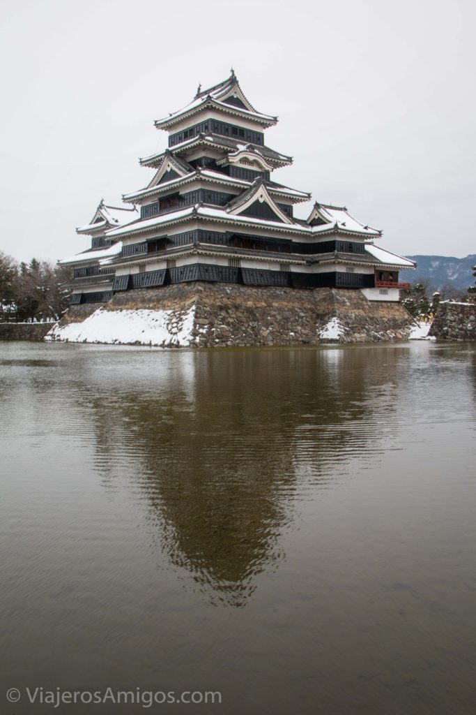 another shot of the moat surrounding matsumoto castle