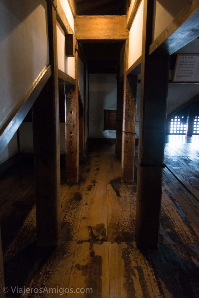 thin corridors inside matsumoto castle