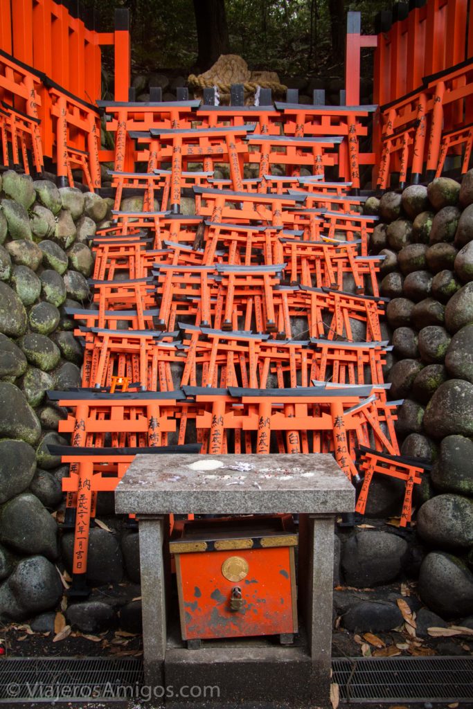 fushimi inari torii gate offerings 1
