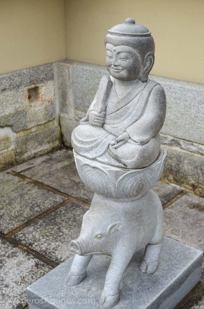 kyoto gion statue