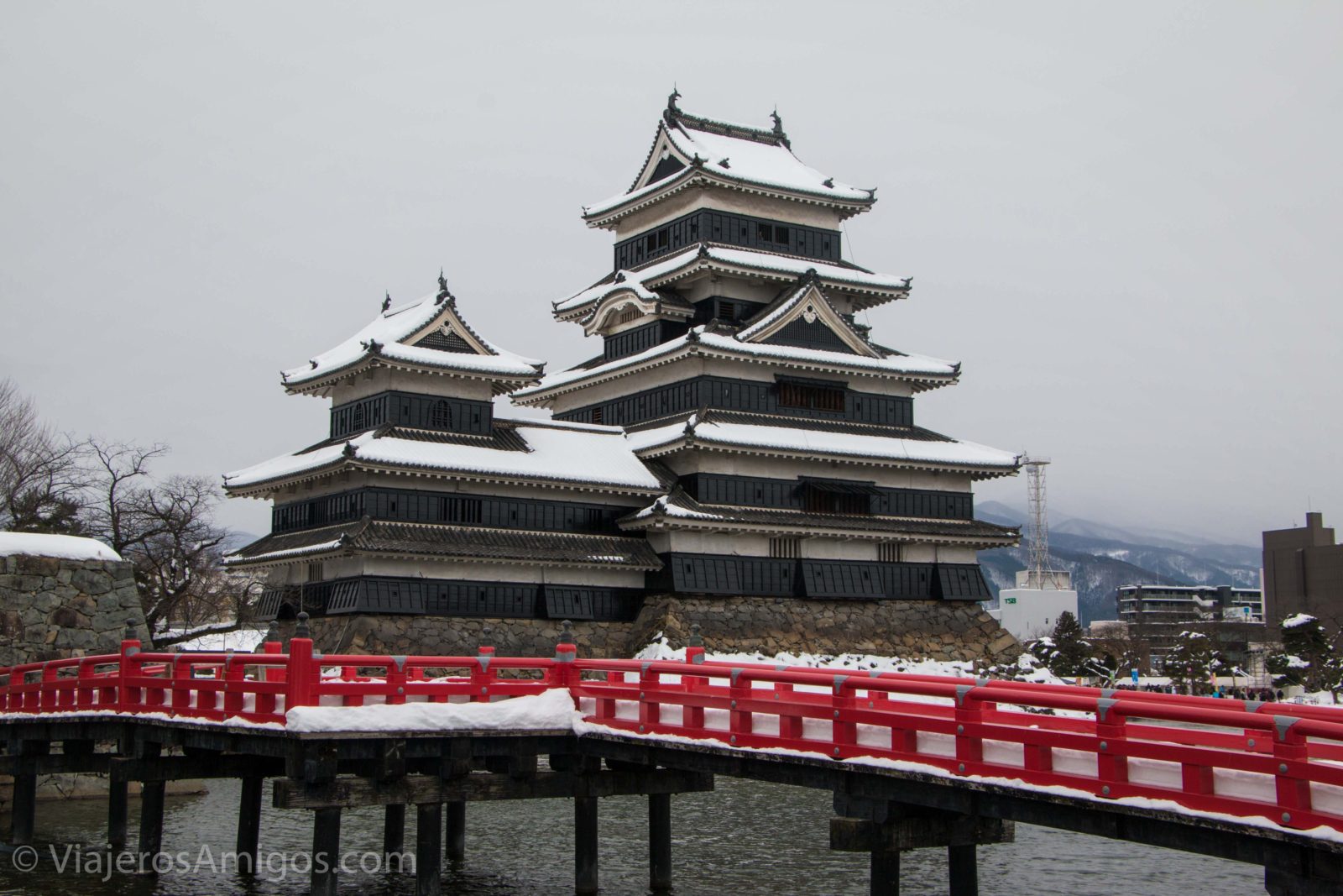 the scenic bridge outside of matsumoto castle